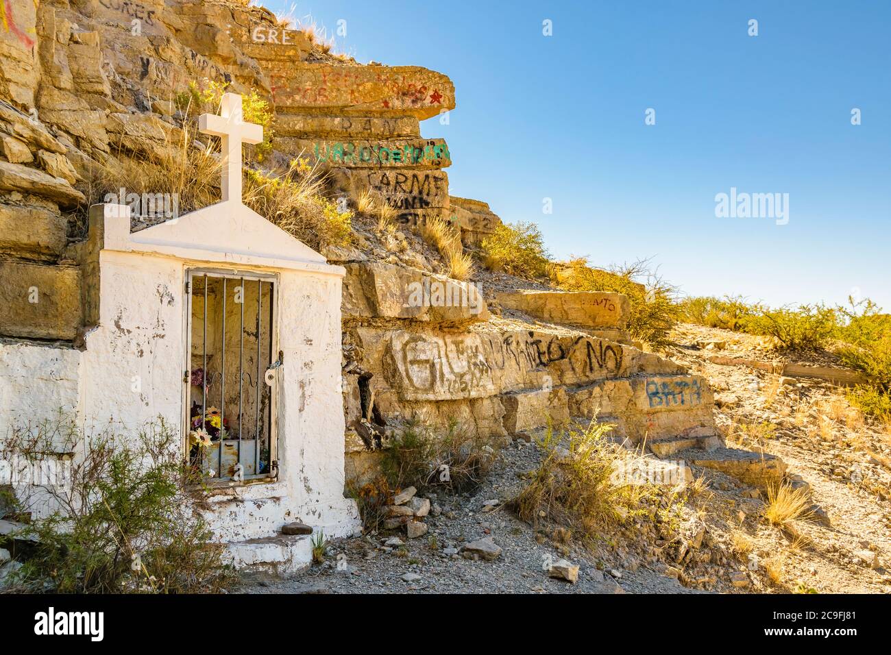 Pequeña capilla rudimental ubicada en la ruta desierta, provincia de san juan, argentina Foto de stock