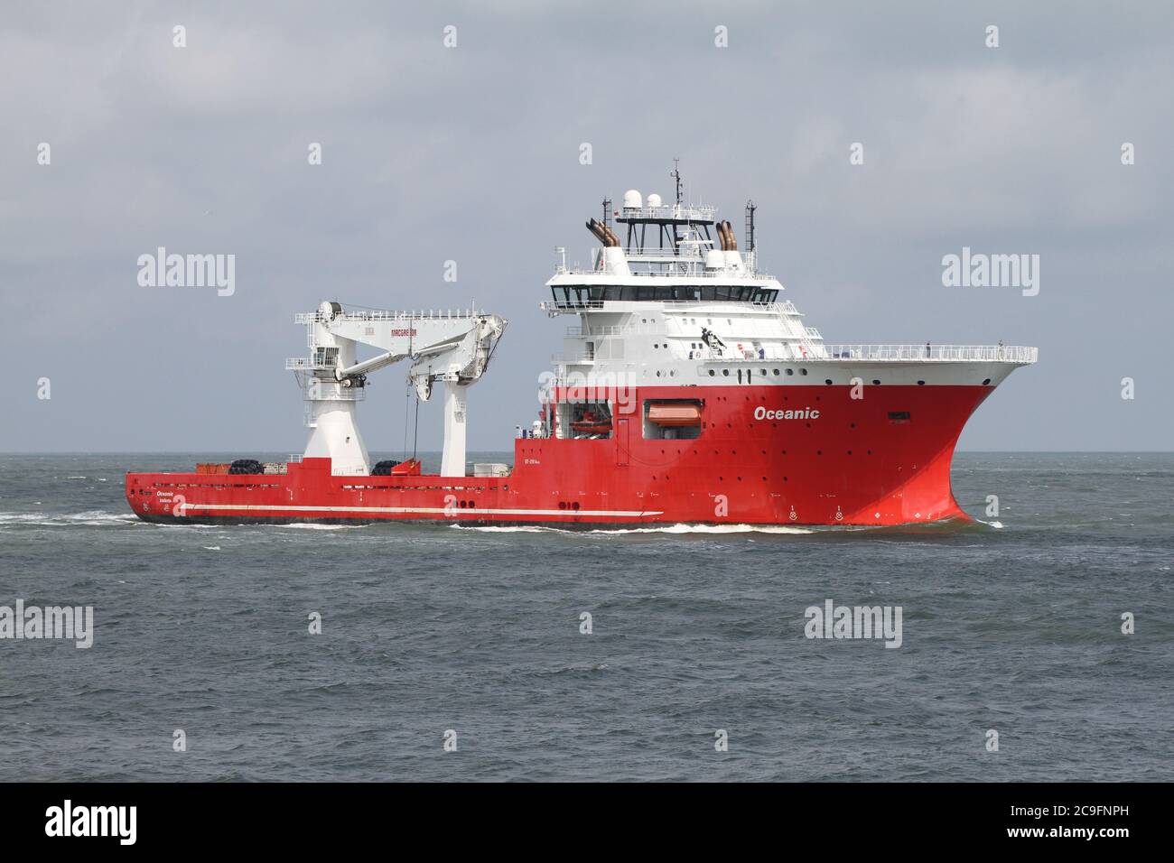 El buque de suministro marítimo Oceanic llegará al puerto de Rotterdam el 3 de julio de 2020. Foto de stock