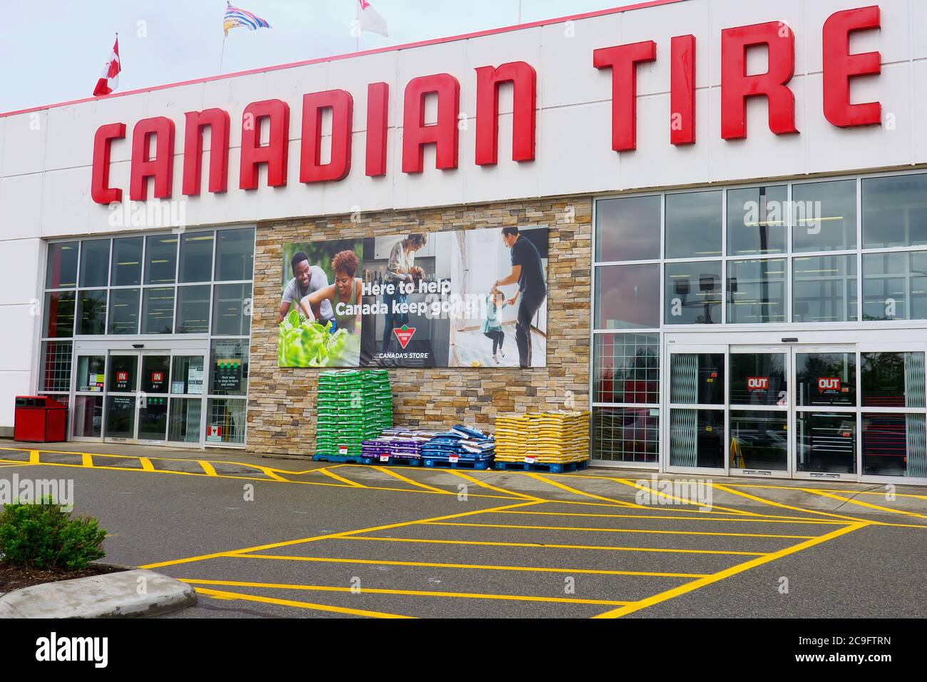 La entrada principal de una tienda de neumáticos canadienses en Maple Ridge, B. C., Canadá. Foto de stock