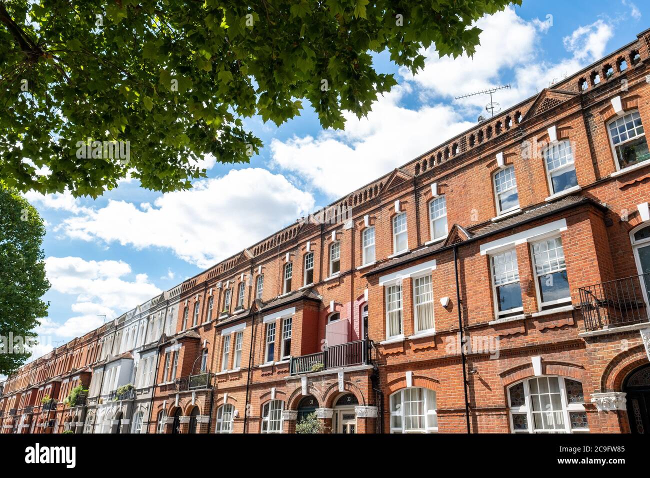 Atractiva calle de casas adosadas residenciales en Kensington, West London Foto de stock