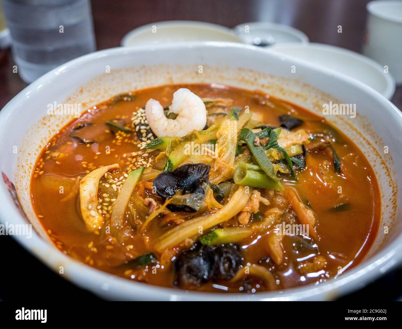 Jjamppong, sopa coreana de fideos con caldo rojo, picante a base de marisco  con sabor a Chile en polvo. Comida China al estilo coreano Fotografía de  stock - Alamy