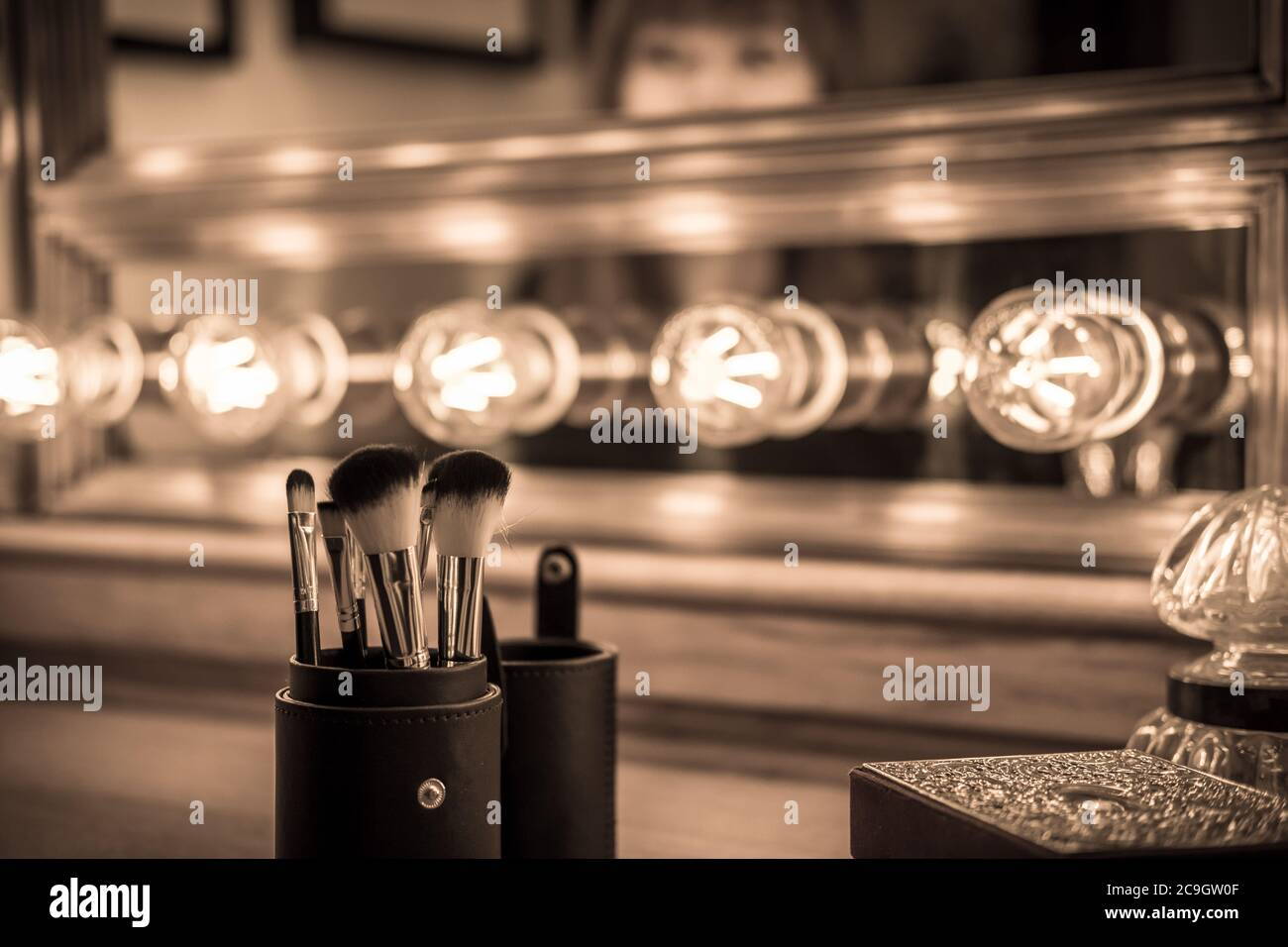 accesorios de maquillaje de vanidad vintage, tocador de maquillaje mesa con  mujer sin definir en el espejo Fotografía de stock - Alamy