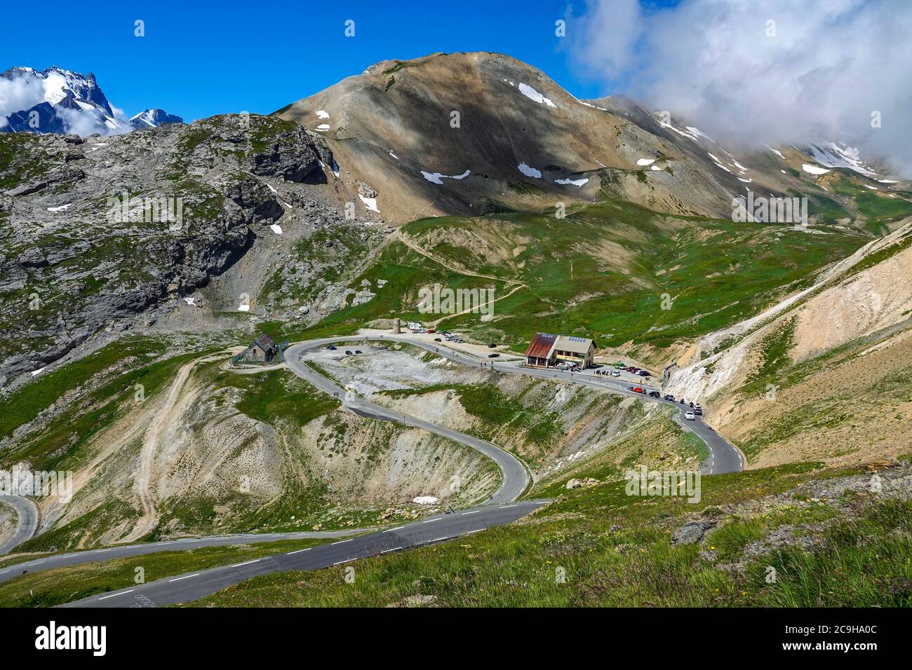 Carretera con montañas y vehículos, paso de Galibier, Alpes franceses, Francia Foto de stock
