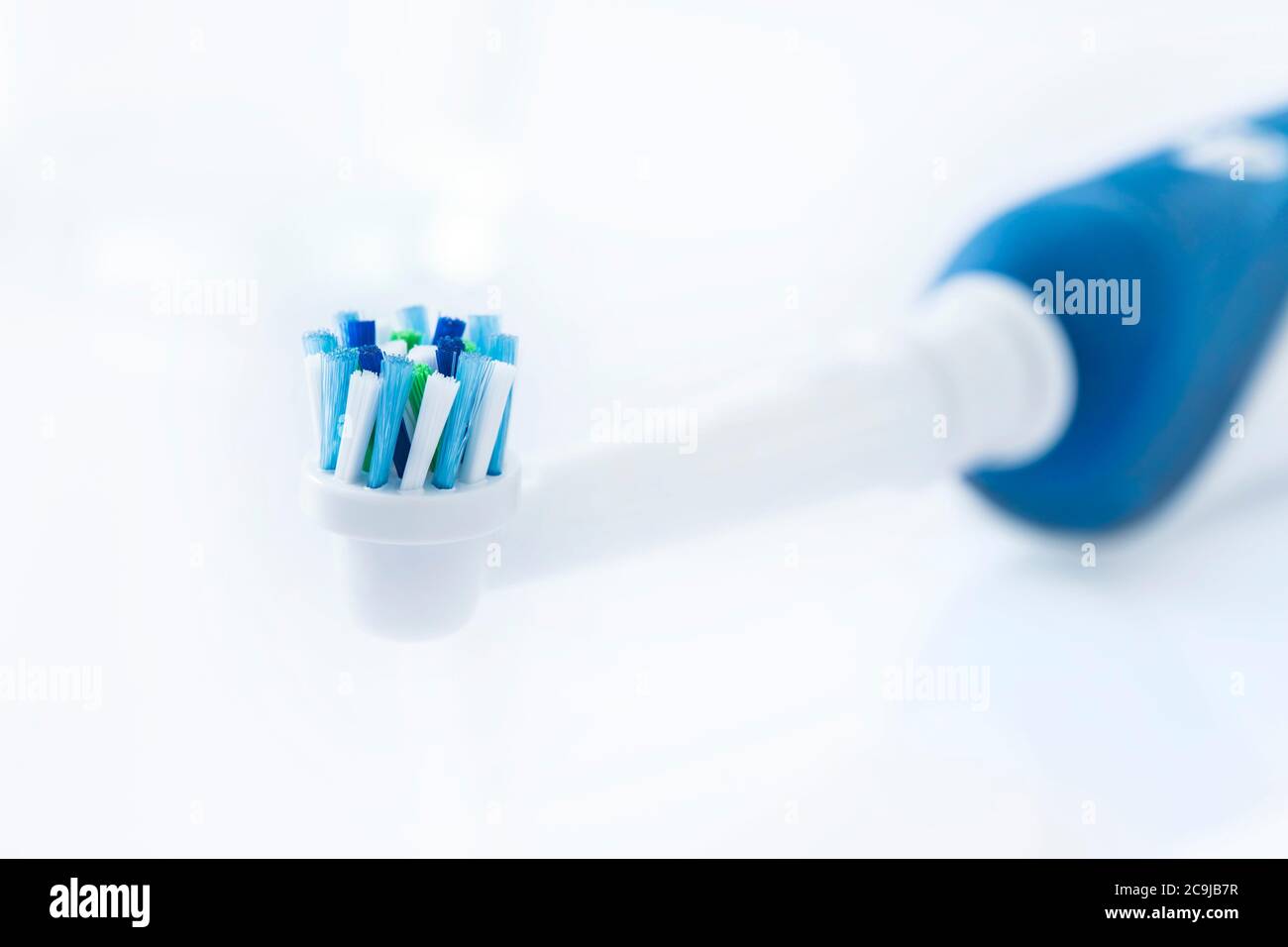 Cepillo de dientes eléctrico sobre fondo blanco. Foto de stock