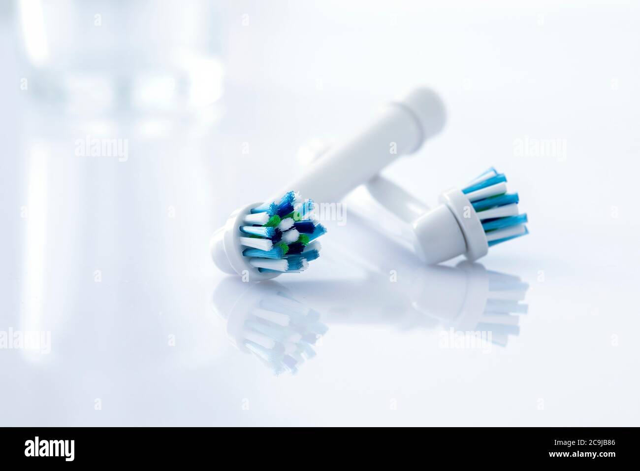 Cabezales de cepillo de dientes eléctricos contra un fondo blanco. Foto de stock