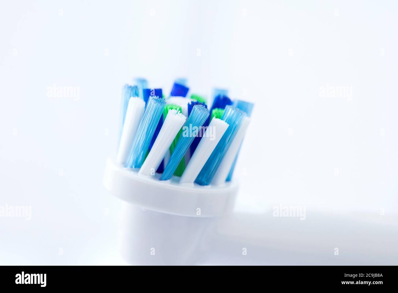 Cepillo de dientes eléctrico sobre fondo blanco. Foto de stock