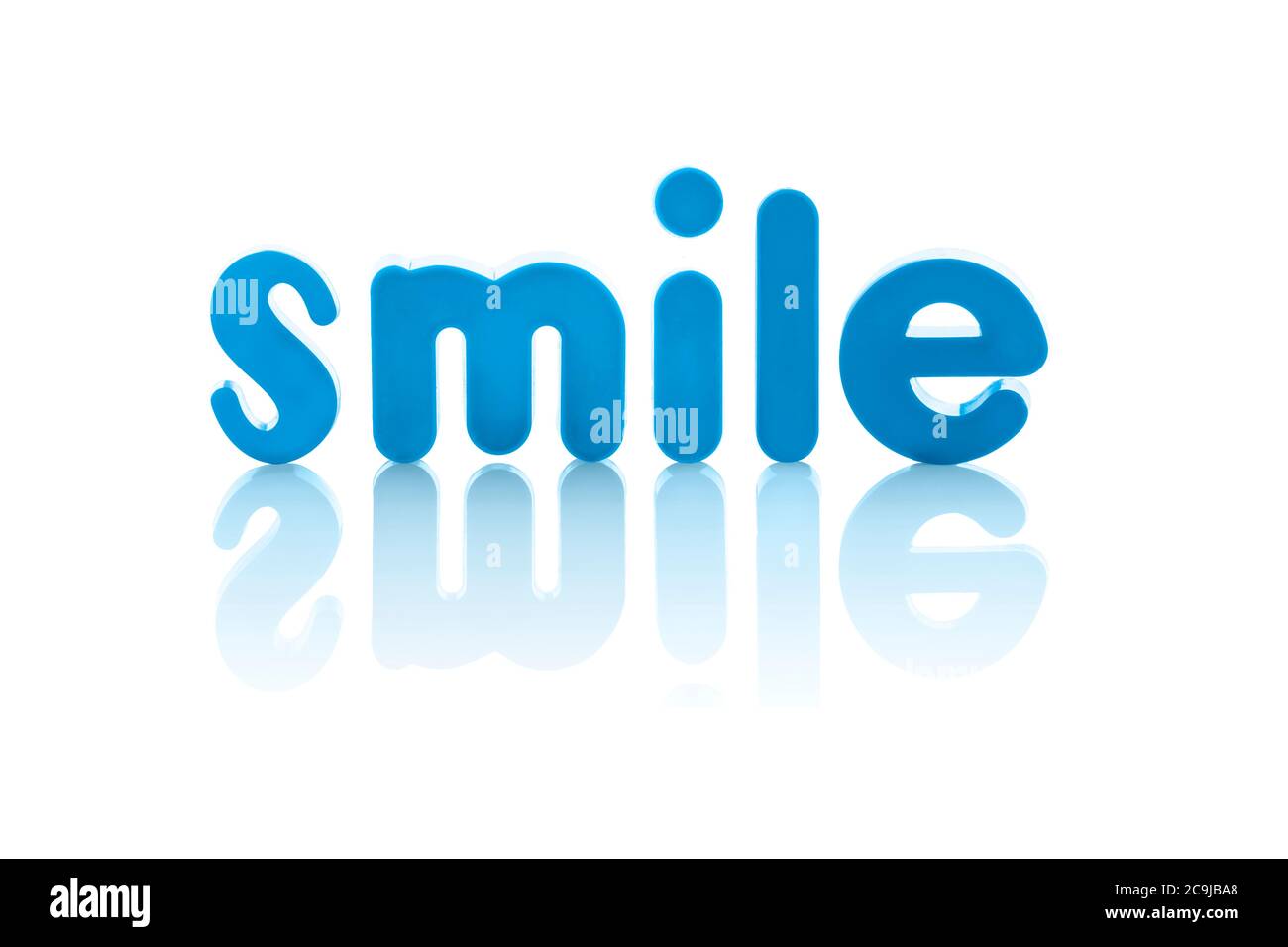 La palabra "sonrisa" en letras azules contra un fondo blanco. Foto de stock