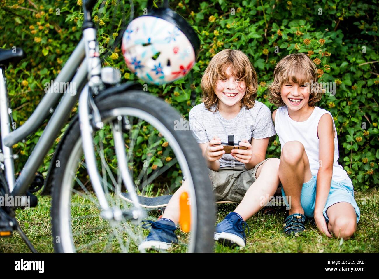 Niños jugando a juegos en el teléfono móvil. Foto de stock