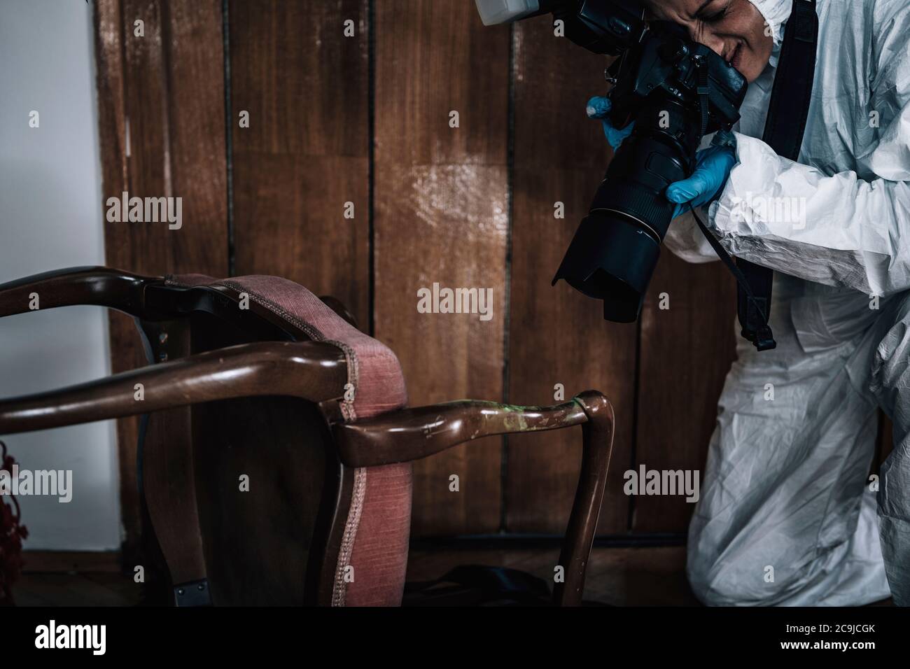 Escena del crimen. Experto forense fotografiando evidencia en una