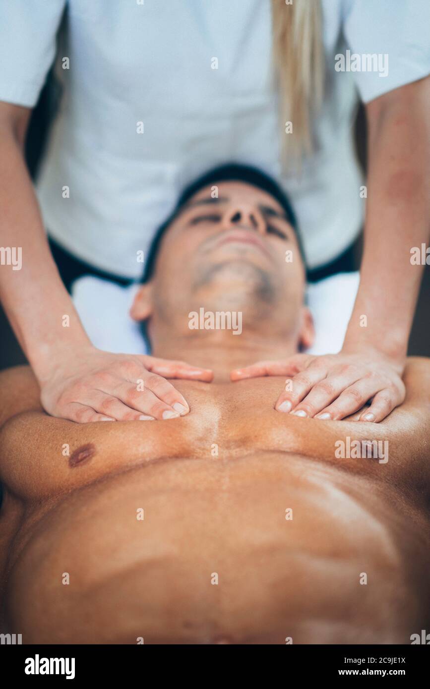 Masaje de pecho fotograf as e im genes de alta resoluci n Alamy