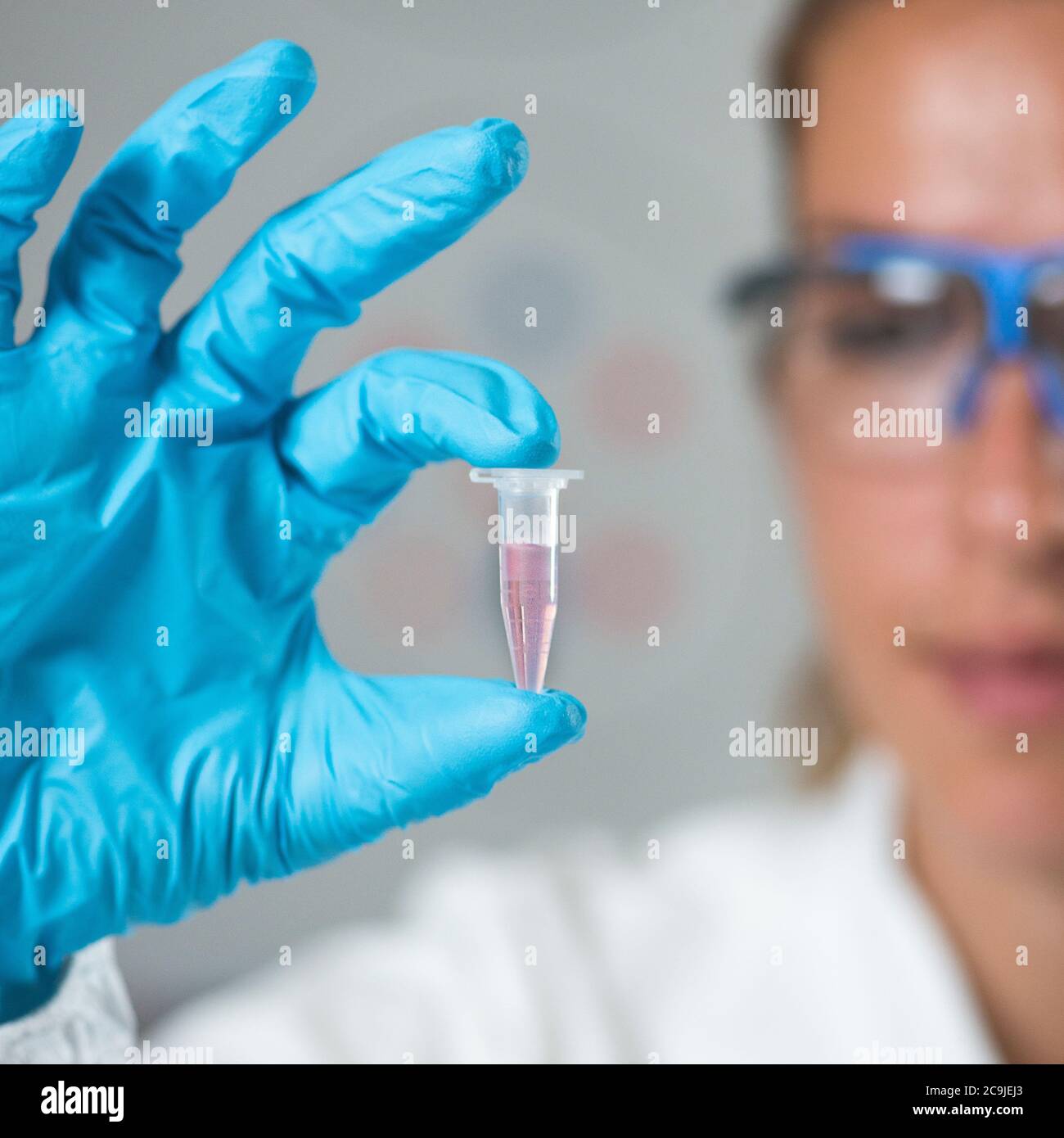 Investigadora hembra sosteniendo un tubo de muestra. Foto de stock