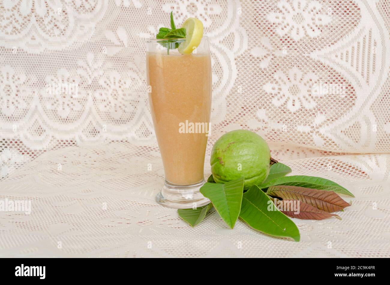 El jugo, la guayaba, la fruta y las hojas Fotografía de stock Alamy