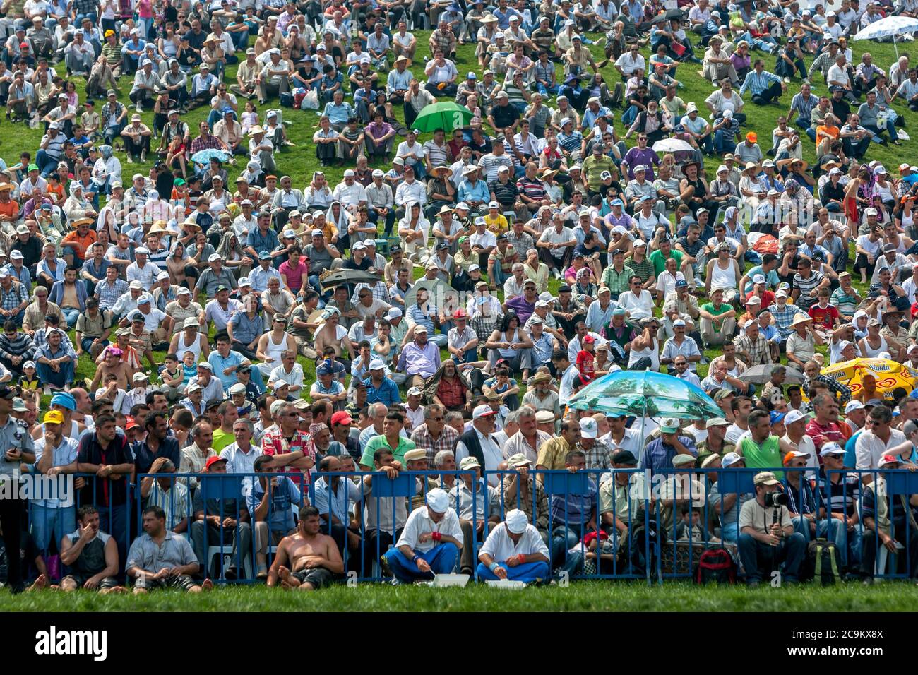 Una enorme multitud de espectadores se sientan en una colina por encima de la arena en el Izmit Turkish Oil Wrestling Festival en Izmit en Turquía. Foto de stock