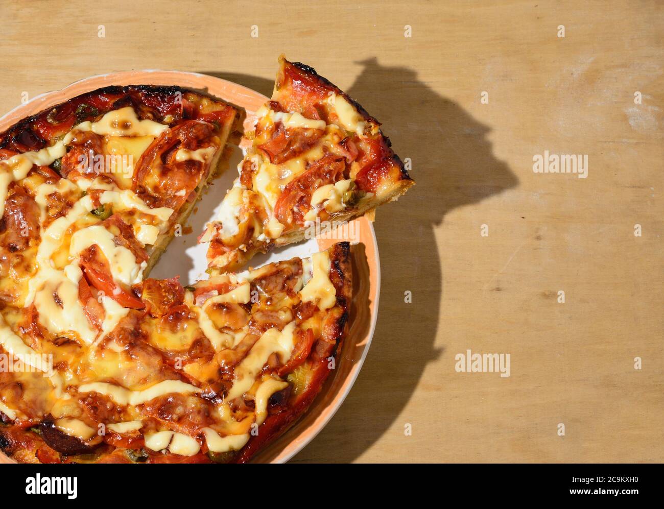 Una Rebanada De Pizza Está En Un Plato De Madera. Fotos, retratos, imágenes  y fotografía de archivo libres de derecho. Image 80647606