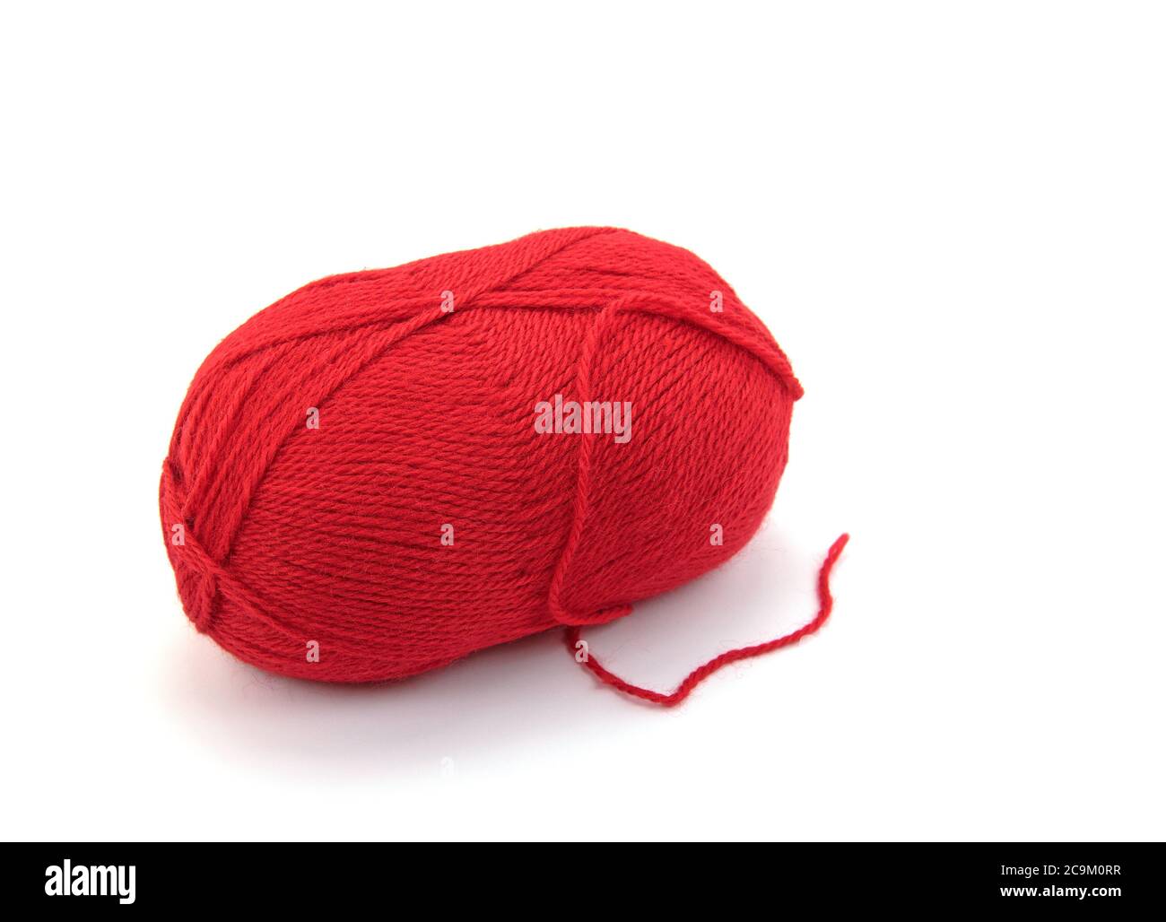 Bola roja de lana aislada sobre un fondo blanco Foto de stock