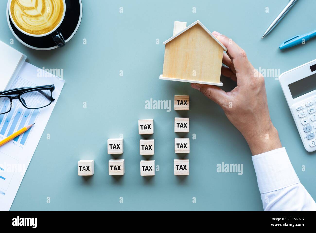 Propiedad tax.investment planning.business real estate.economy crisis.gastos de worker.rent or buy house.top view Foto de stock