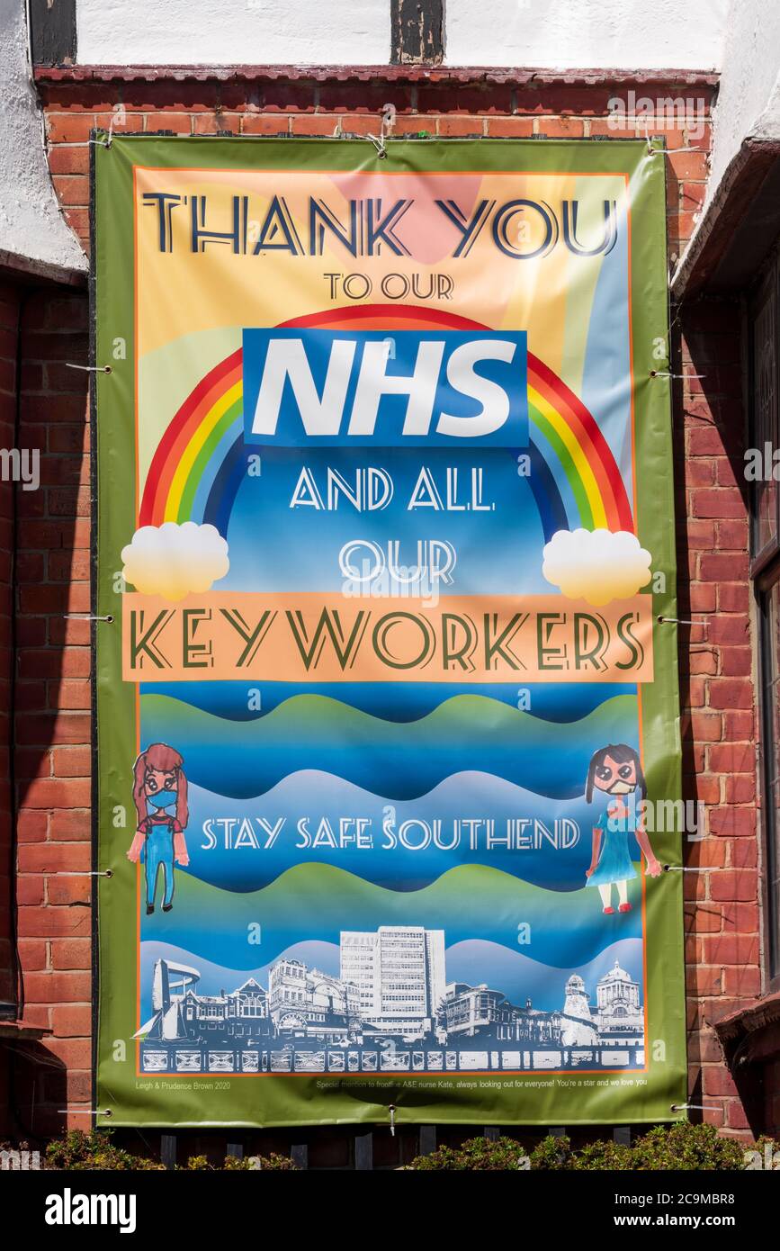 Gracias a nuestro NHS y a todos nuestros trabajadores clave. Manténgase seguro Southend. Bandera del arco iris colgando de casa, propiedad en Westcliff, Southend on sea, Essex, Reino Unido Foto de stock