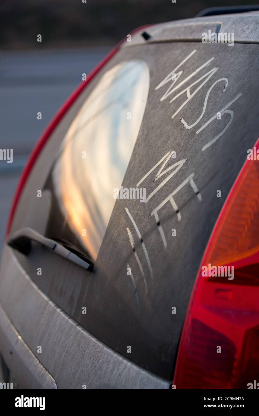 una alfombrilla de goma sucia en el coche después del barro y la lluvia  Fotografía de stock - Alamy