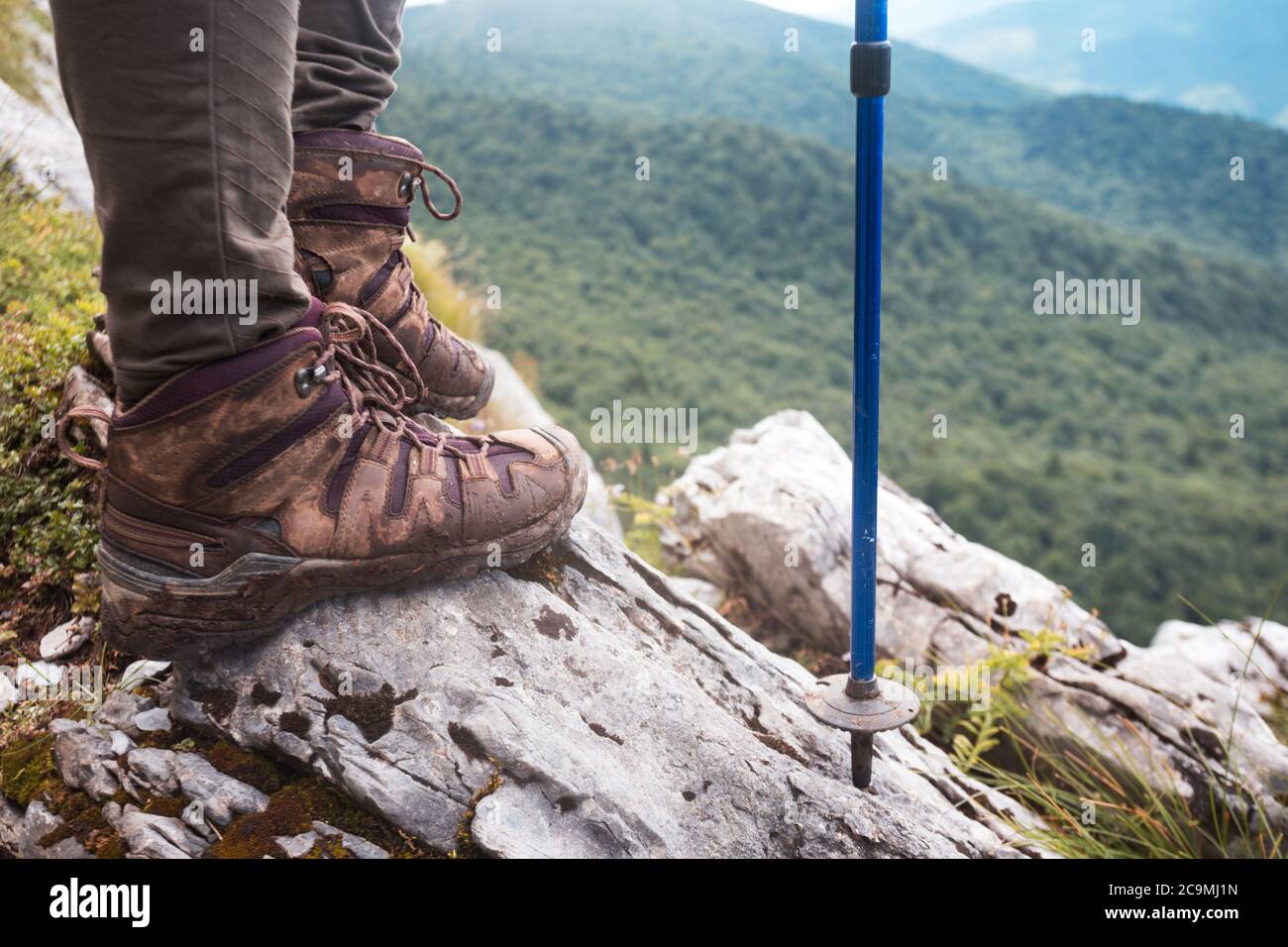 niña turística y botas de senderismo de cerca con bastones de senderismo.  en el fondo un hermoso paisaje de montaña Fotografía de stock - Alamy