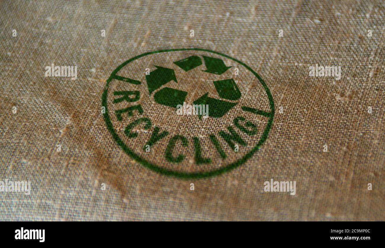 Sello de reciclaje impreso en saco de lino. Recicle el símbolo, las flechas, los materiales reciclables, la protección del medio ambiente y el concepto de tierra segura. Foto de stock