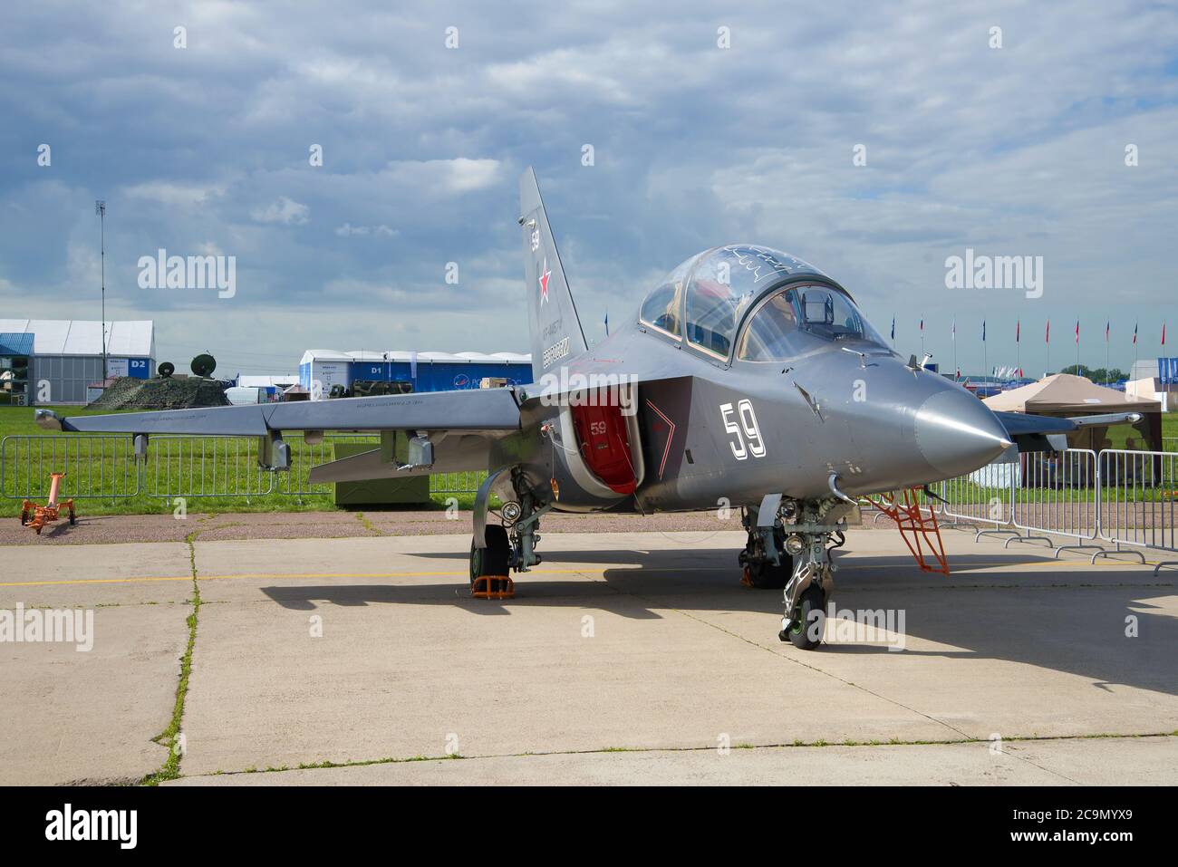 ZHUKOVSKY, RUSIA - 20 DE JULIO de 2017: Aviones de entrenamiento y combate Yak-130 en el espectáculo aéreo MAKS-2017 Foto de stock
