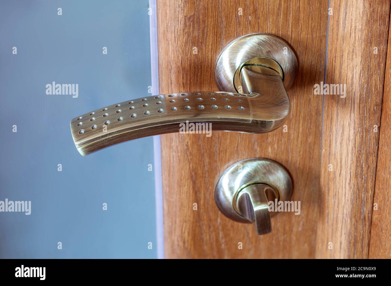 puerta con el mango y la cerradura se cierran en una puerta de madera con  un inserto de vidrio Fotografía de stock - Alamy