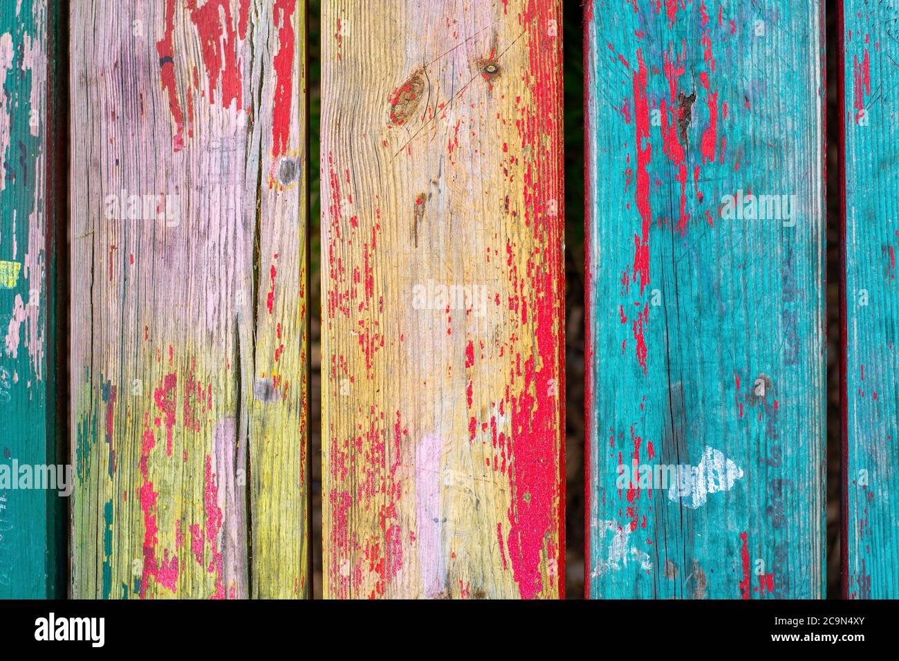 Tablas de madera de colores vintage con pintura rajada envejecida. Fondo  retro con viejos tablones de madera de diferentes colores Fotografía de  stock - Alamy