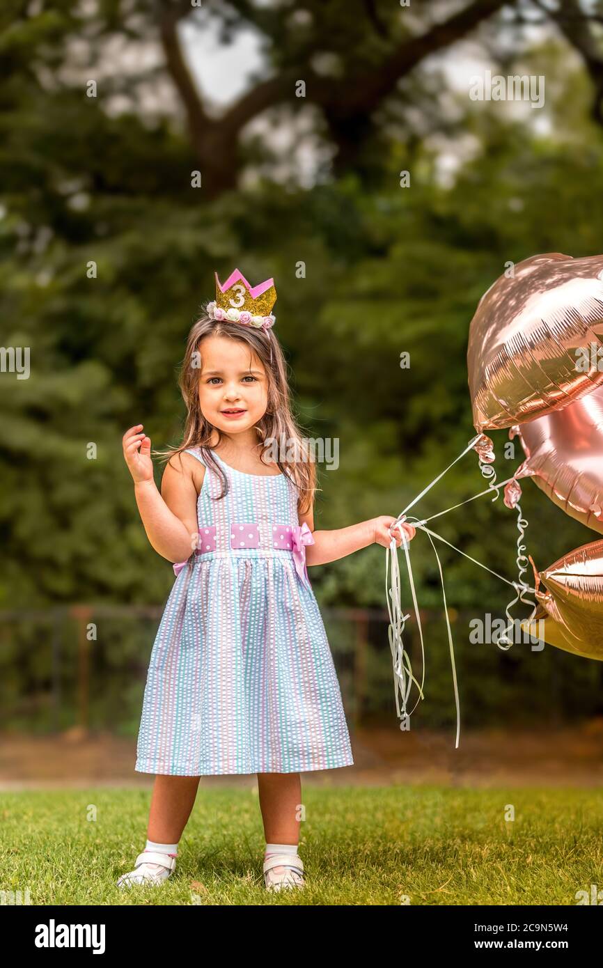 niña de 3 años de edad con sus globos al aire libre Fotografía de stock -  Alamy