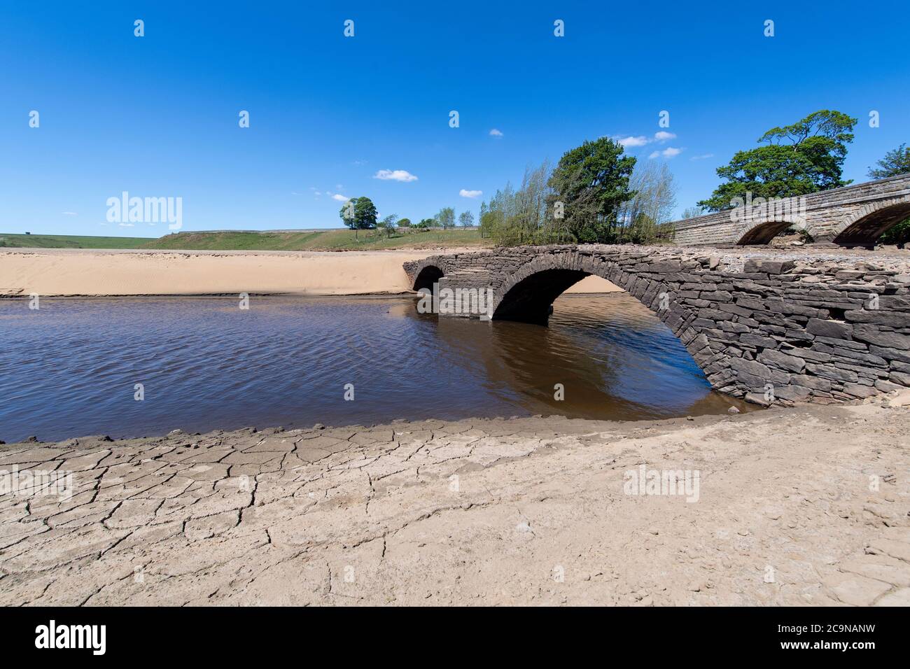 Middleton en teesdale, Co. Durham. Un puente de caballo, normalmente sumergido por el agua en el depósito Grassholme, emerge intacto como los niveles de agua f Foto de stock