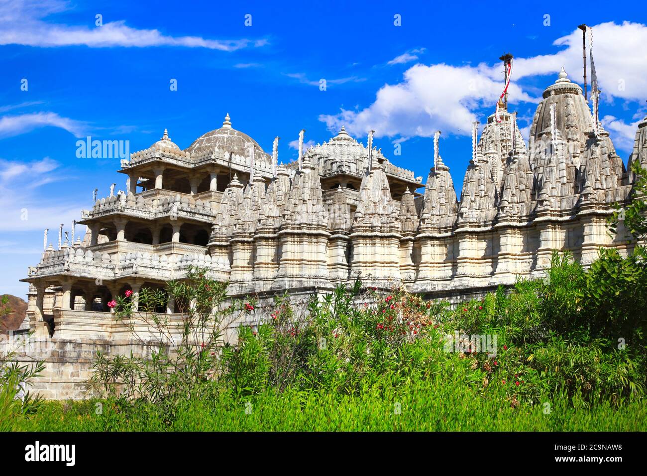 El Templo de Ranakpur es uno de los templos más grandes e importantes de la cultura Jain. Rajasthan, India Foto de stock