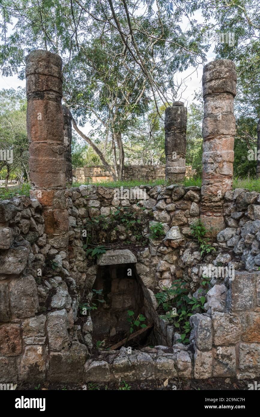 La entrada a una tumba en la Plataforma de las Tumbas en las ruinas de
