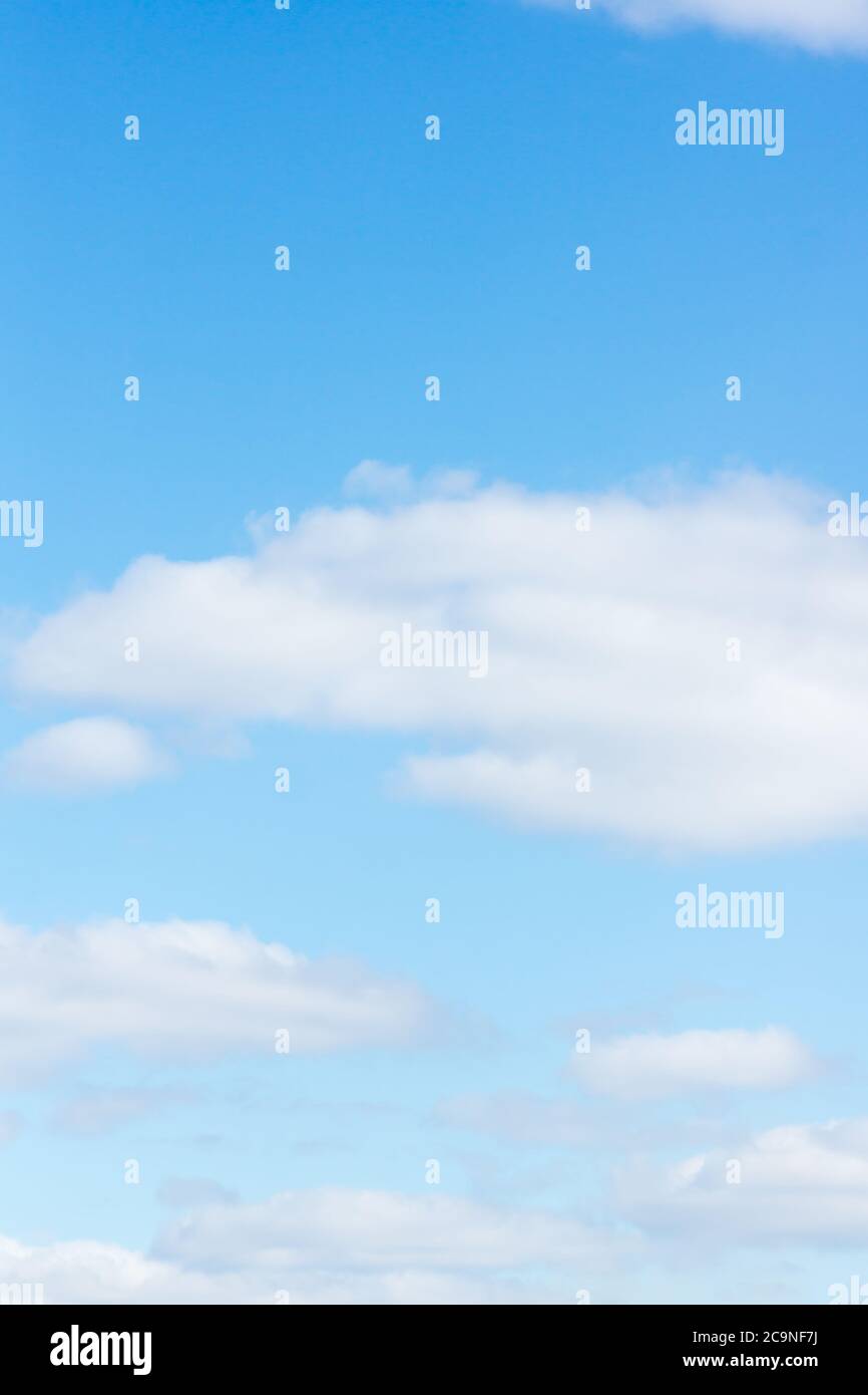 Cielo azul con nubes de luz blanca volando Foto de stock