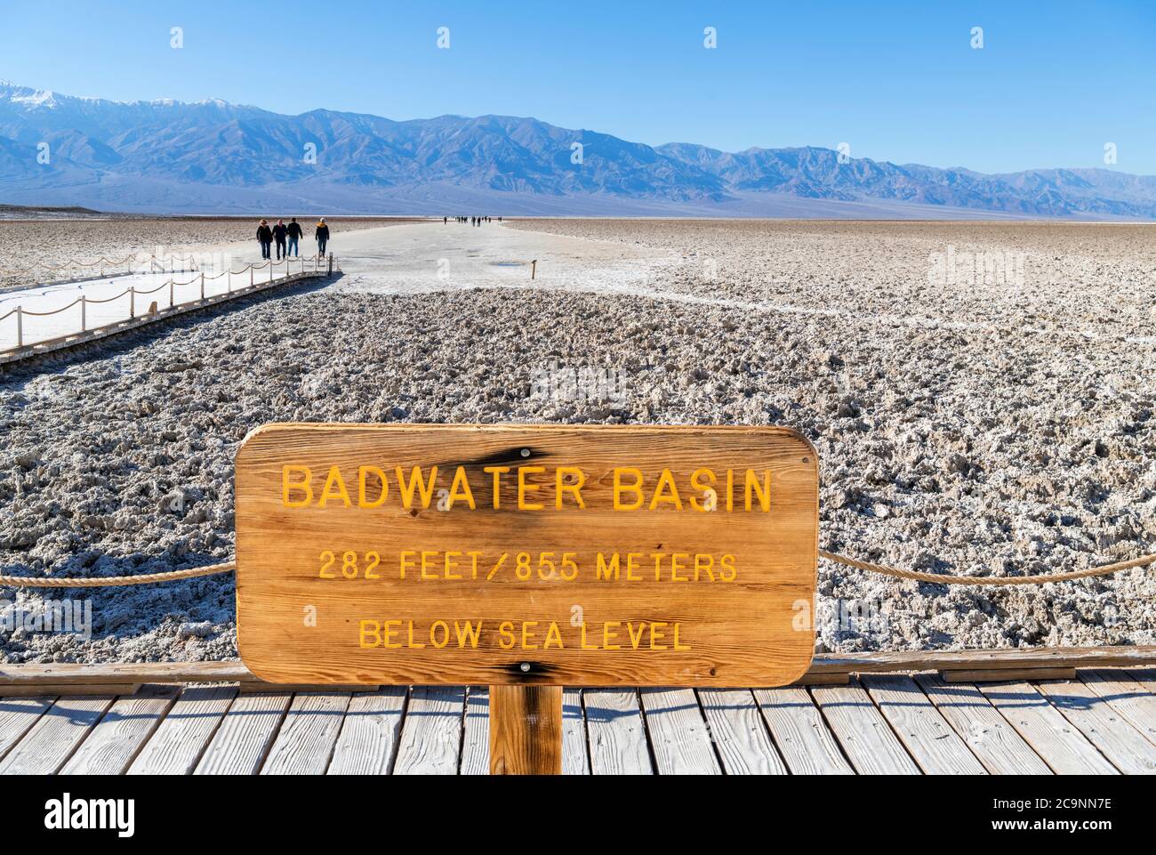 Firme en Badwater Basin, el punto más bajo de América del Norte, Parque Nacional del Valle de la muerte, California, EE.UU Foto de stock