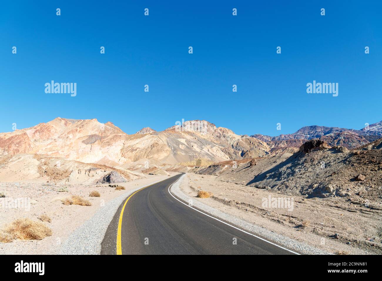 Carretera cerca de la Paleta del Artista, Parque Nacional del Valle de la muerte, California, Estados Unidos Foto de stock