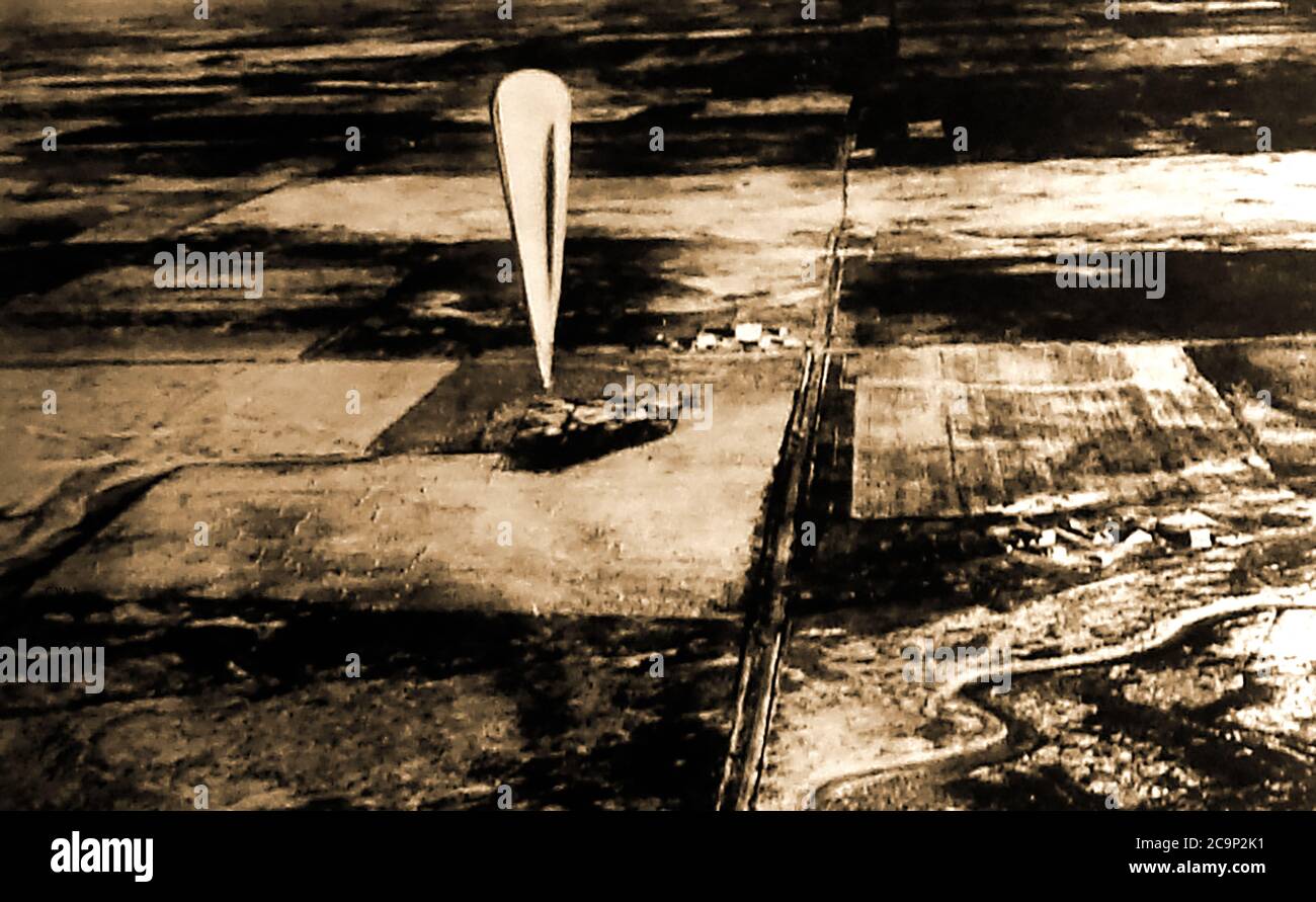11 de noviembre de 1935 - una fotografía de prensa de la época que muestra el globo utilizado en el registro de vuelo en globo tripulado realizado por dos oficiales del ejército de EE.UU., los capitanes Albert W. Stevens y Orville Anderson volando desde Rapid City, Dakota en el 'Explorer II Ascendieron durante 1 hora y 20 minutos desde el cañón, ahora conocido como el Stratobowl, alcanzando un nuevo récord de 72,395 pies (declarado en el momento de ser 74,187 pies), en un globo de helio filmado. El capitán Stevens es acreditado con tomar la primera fotografía que muestra la curvatura de la Tierra. Foto de stock