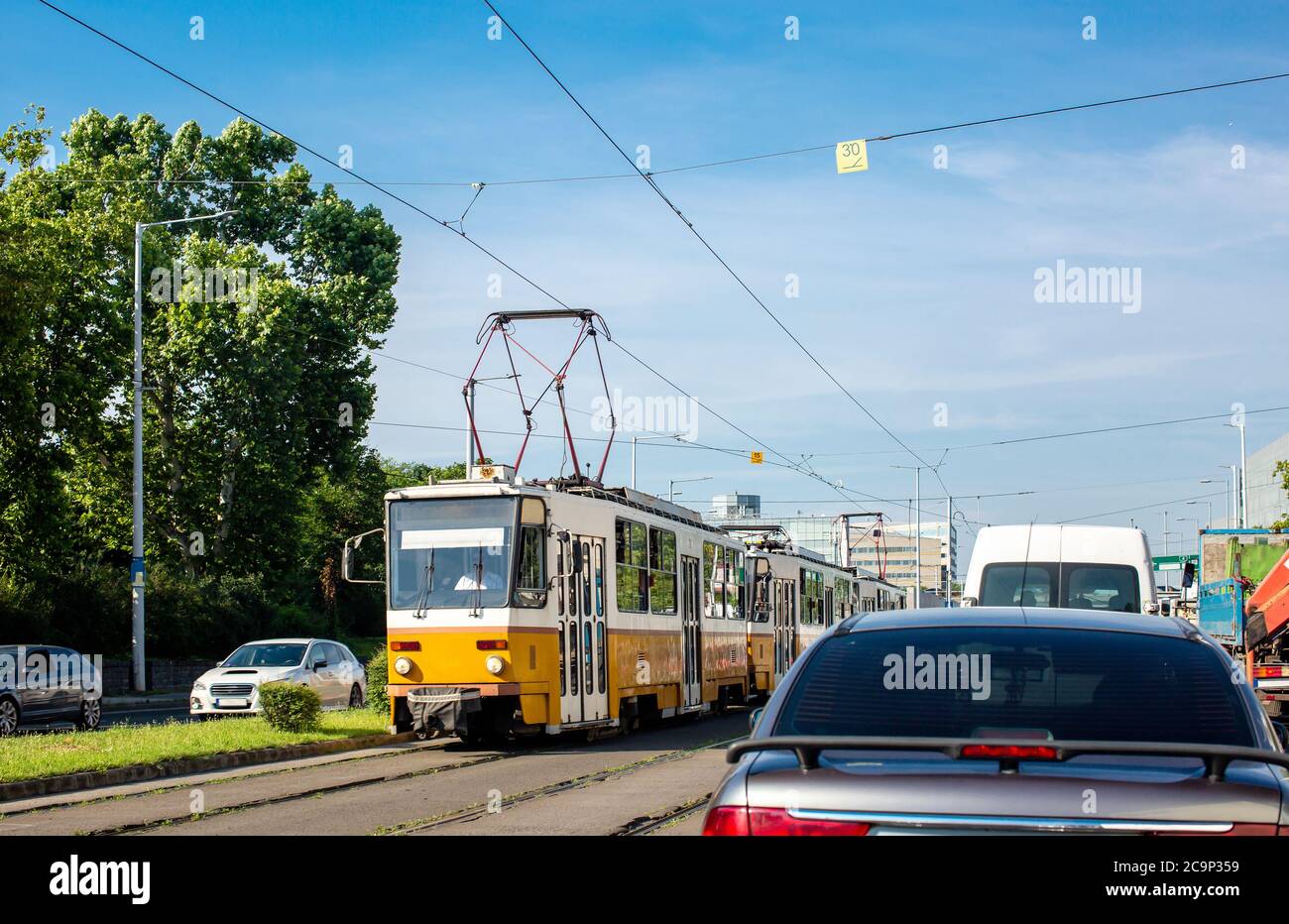Tranvía y coches. Tráfico de transporte urbano en Budapest. Foto de stock