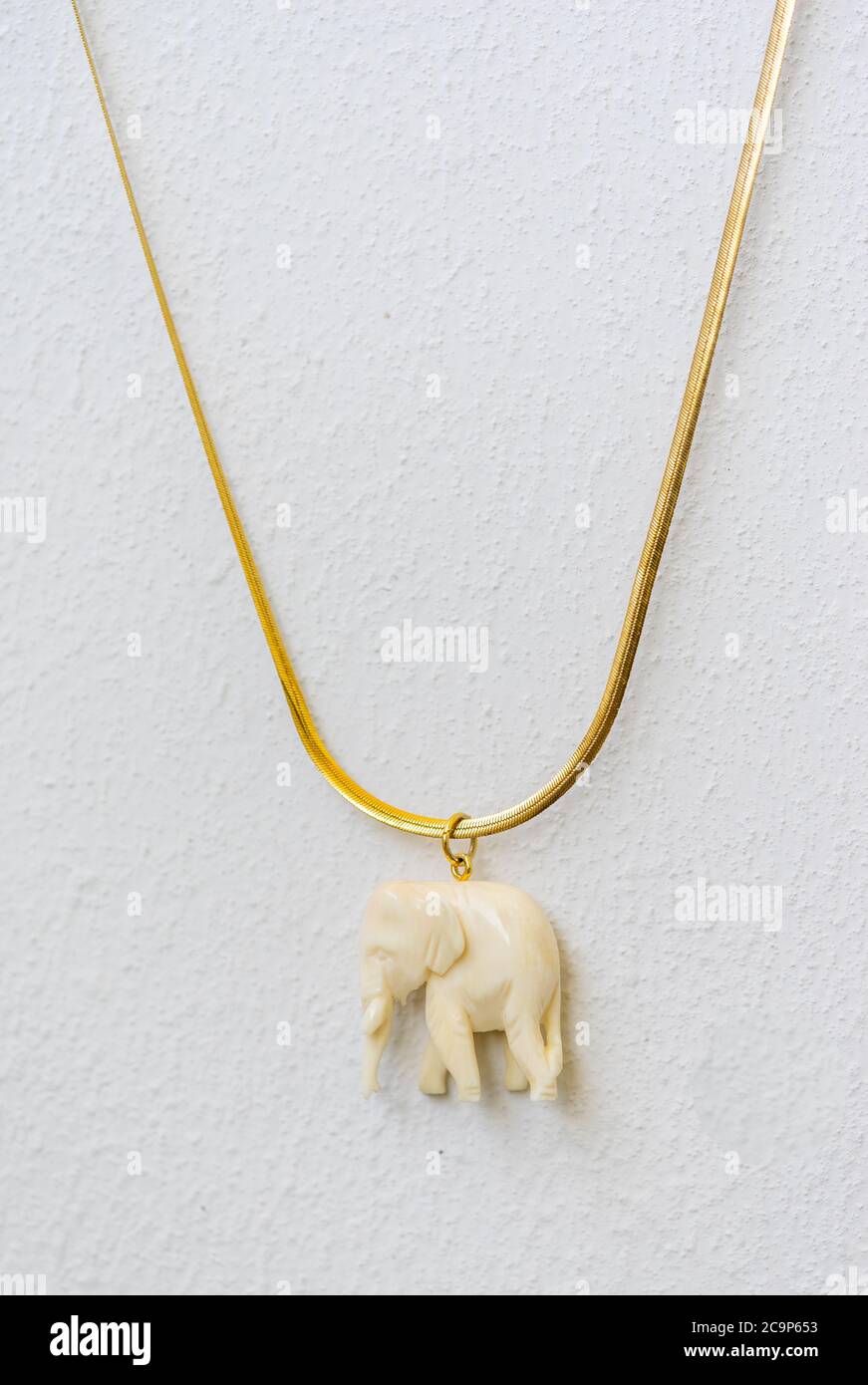 Colgante de marfil en forma de elefante en un collar de oro Fotografía de  stock - Alamy