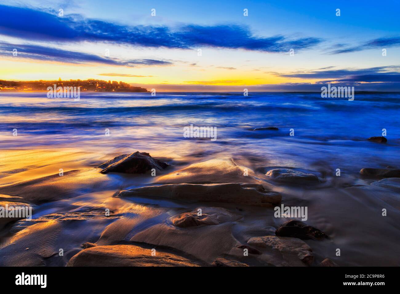 Amanecer oscuro sobre el océano Pacífico en la playa de Bondi en Sydney, Australia. Foto de stock