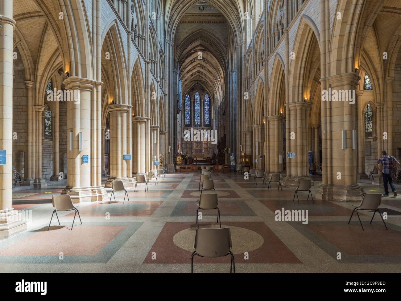 Catedral de Truro mostrando el espacio entre asientos para cumplir con las reglas de distanciamiento social Foto de stock