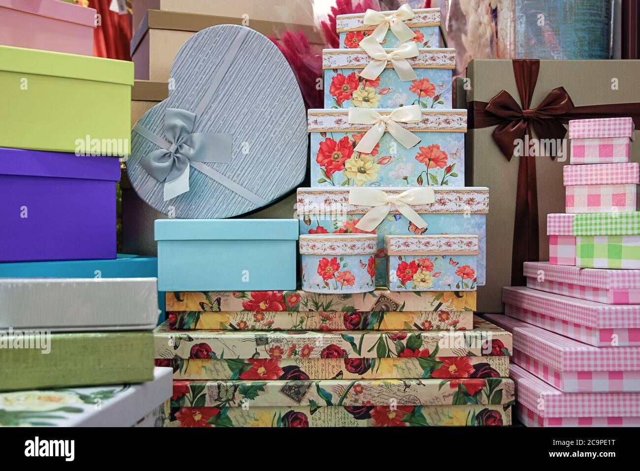 muchas cajas de regalo en el mostrador de la tienda de regalos Fotografía  de stock - Alamy