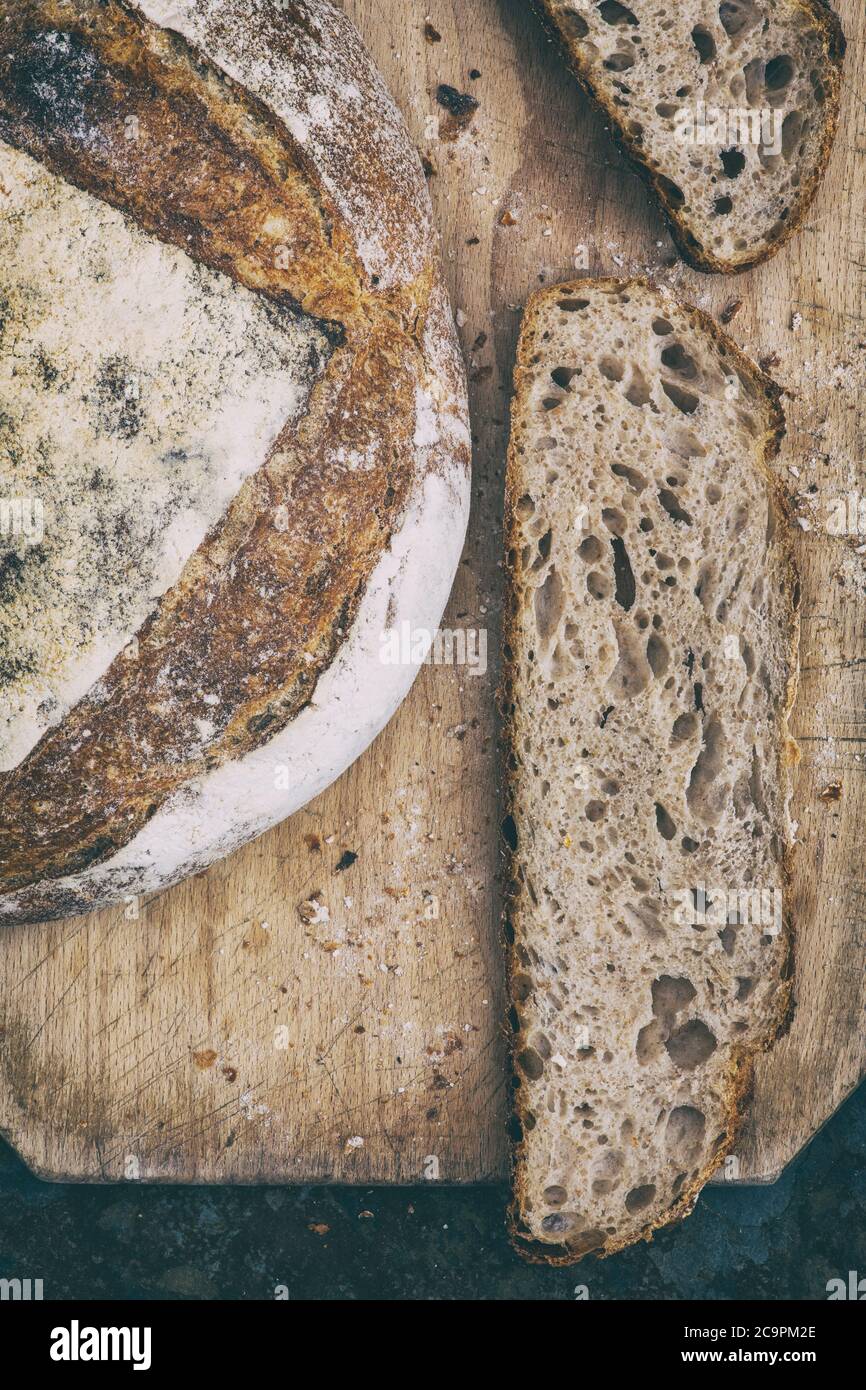 Pan de masa fermentada con un filtro vintage aplicado Foto de stock