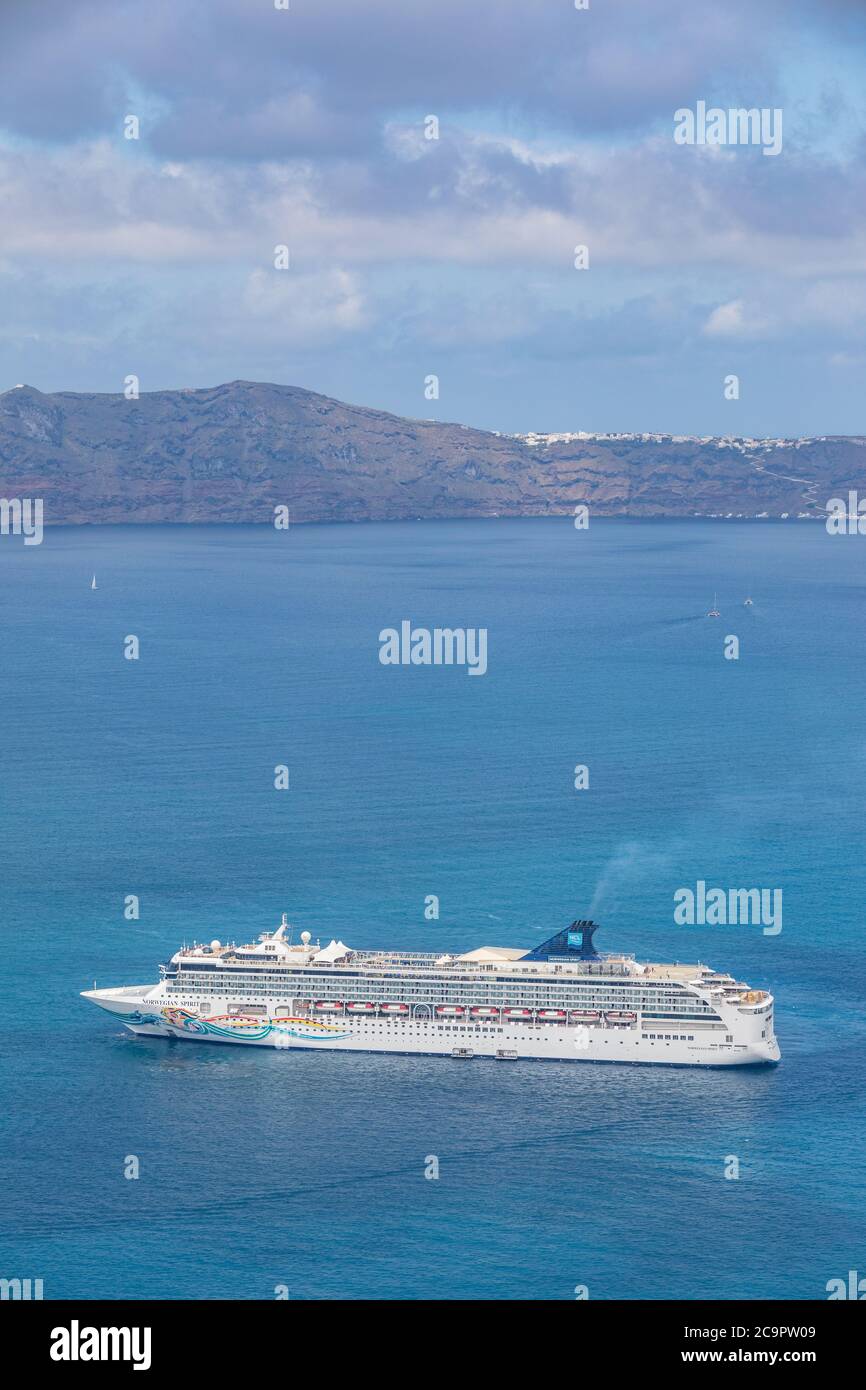 10.05.19. - Santorini, Grecia: Crucero jade noruego en la bahía del mar de Santorini, agua azul con acantilados volcánicos sobre el horizonte. Crucero de lujo Fira Foto de stock
