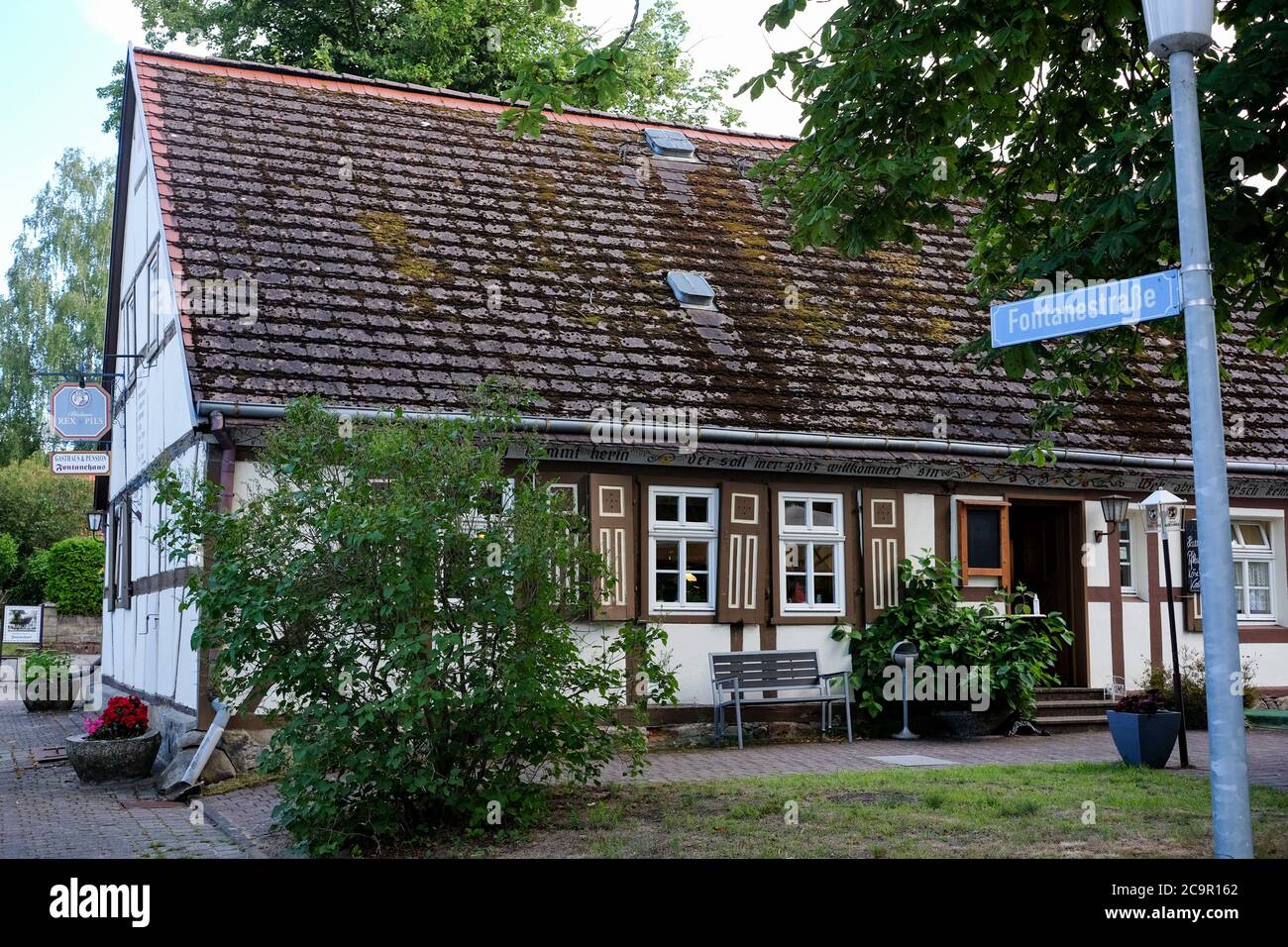 Neuglobsow, Alemania. 29 de julio de 2020. El restaurante y la pensión 'Fontanehaus', que se encuentra en una antigua cabaña vidriera, una histórica casa de entramado de madera. Crédito: Jens Kalaene/dpa-Zentralbild/ZB/dpa/Alamy Live News Foto de stock