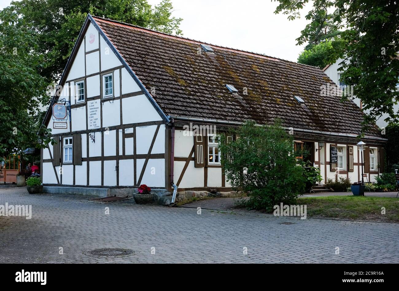 Neuglobsow, Alemania. 29 de julio de 2020. El restaurante y la pensión 'Fontanehaus', que se encuentra en una antigua cabaña vidriera, una histórica casa de entramado de madera. Crédito: Jens Kalaene/dpa-Zentralbild/ZB/dpa/Alamy Live News Foto de stock