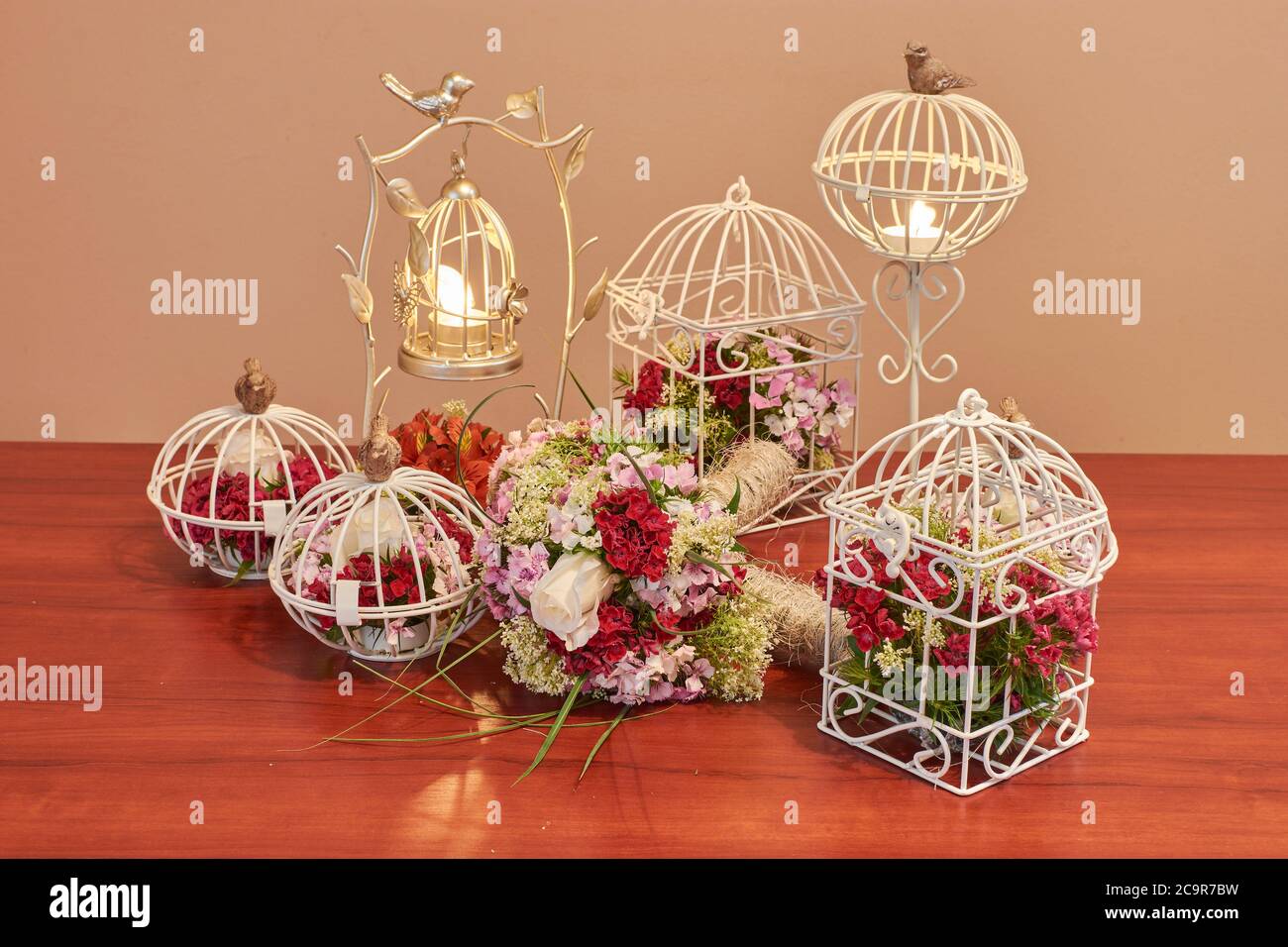 Decoración de velas jaula de pájaros fotografías e imágenes de alta  resolución - Página 2 - Alamy