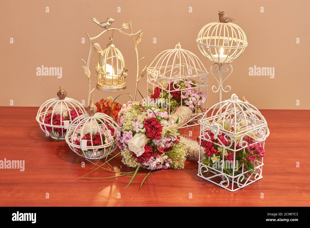 Ramo de flores, arreglos florales de jaula de aves y decoración vintage de  boda con vela ardiente Fotografía de stock - Alamy
