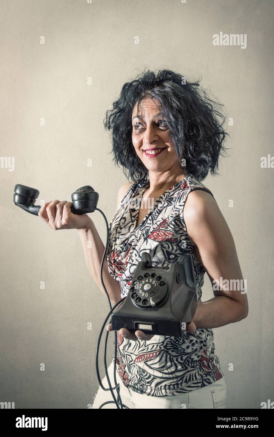 Una mujer satisfecha hablando por teléfono Foto de stock