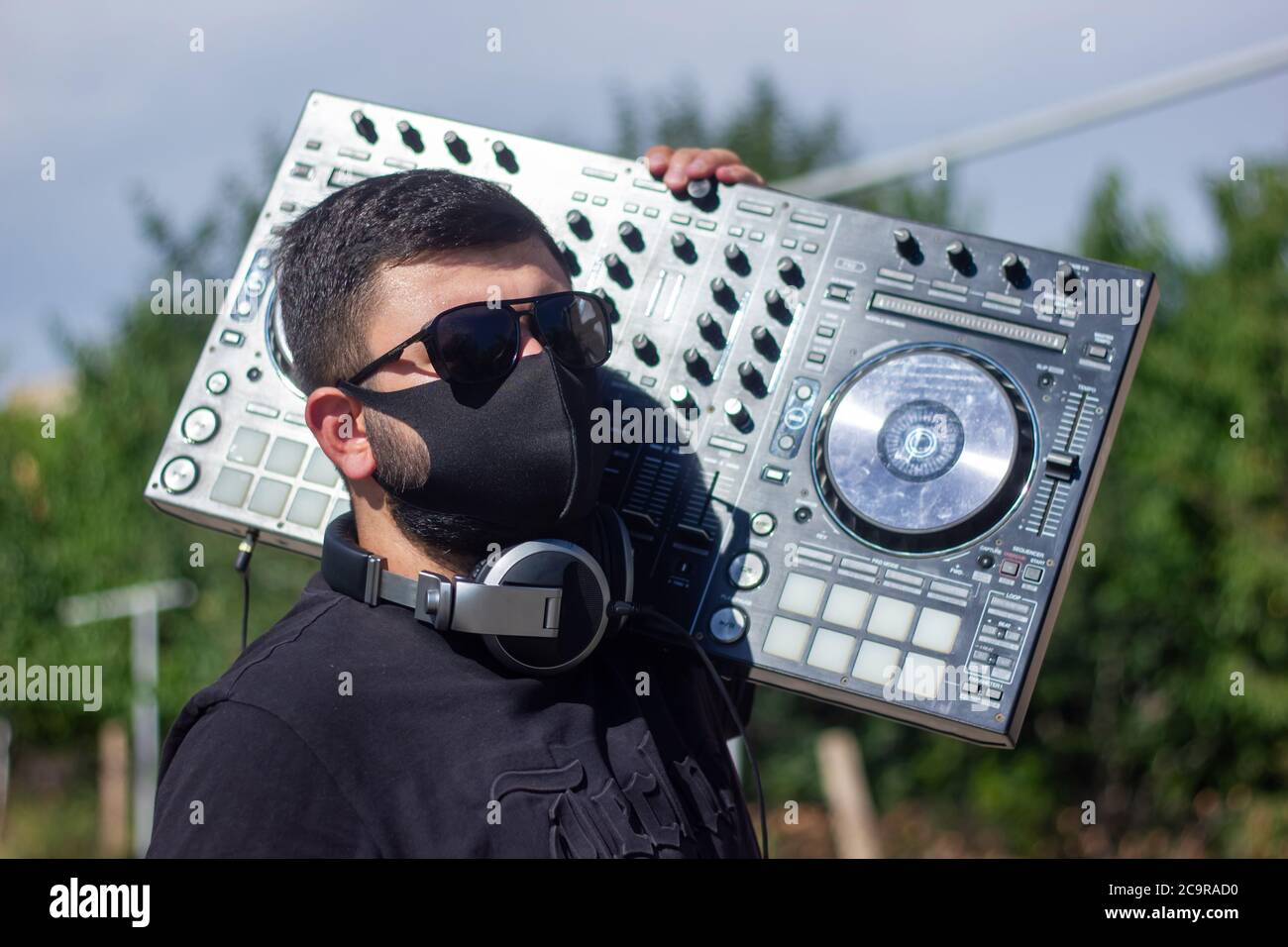 dj con máscara protectora negra en el trabajo, dj en acción, dj en la  fiesta Fotografía de stock - Alamy