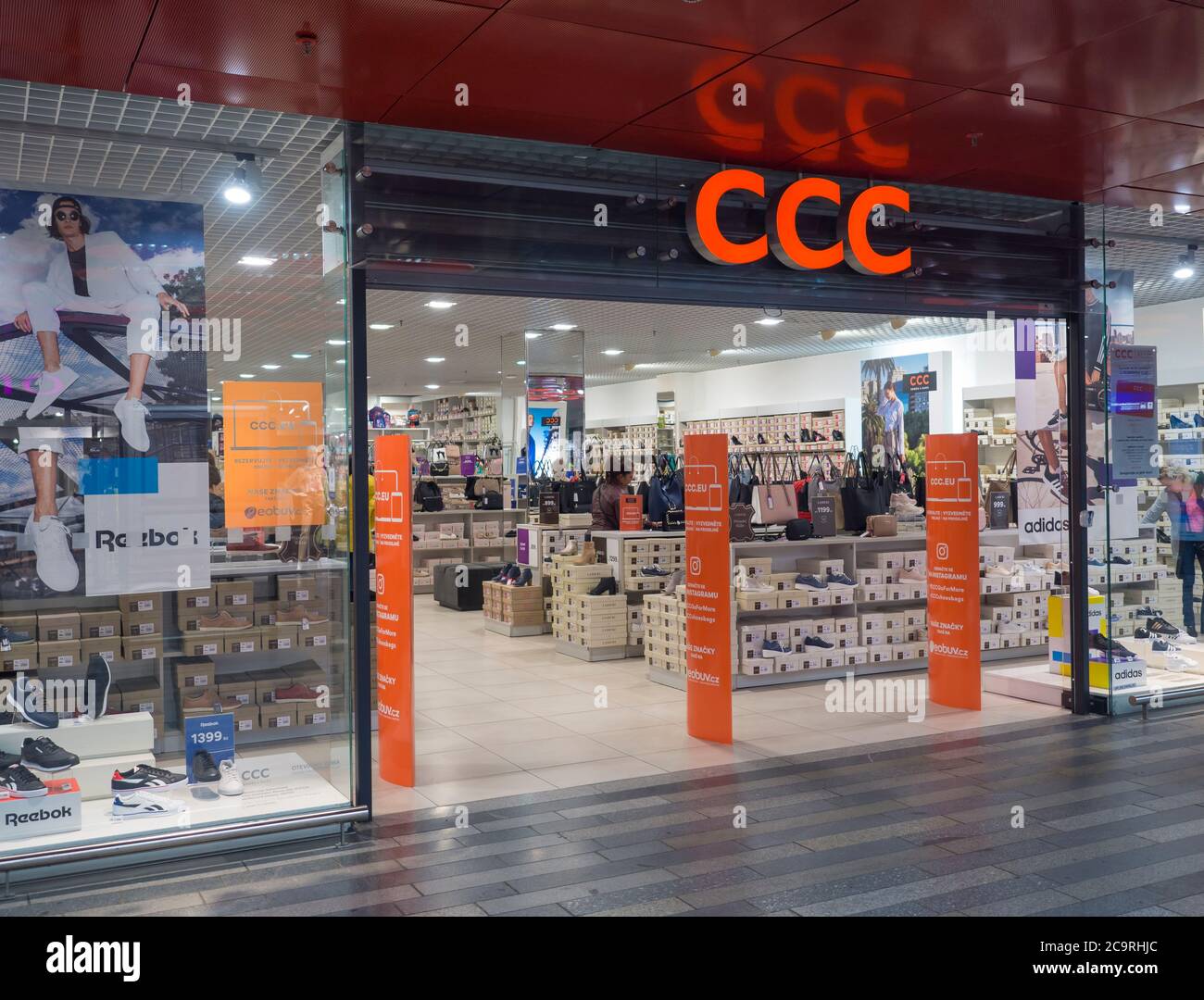 Praga, República Checa, 23 de marzo de 2019: CCC zapatos y bolsas tienda en  la estación principal de trenes de Praga. CCC es una de las empresas más  grandes de Europa Fotografía