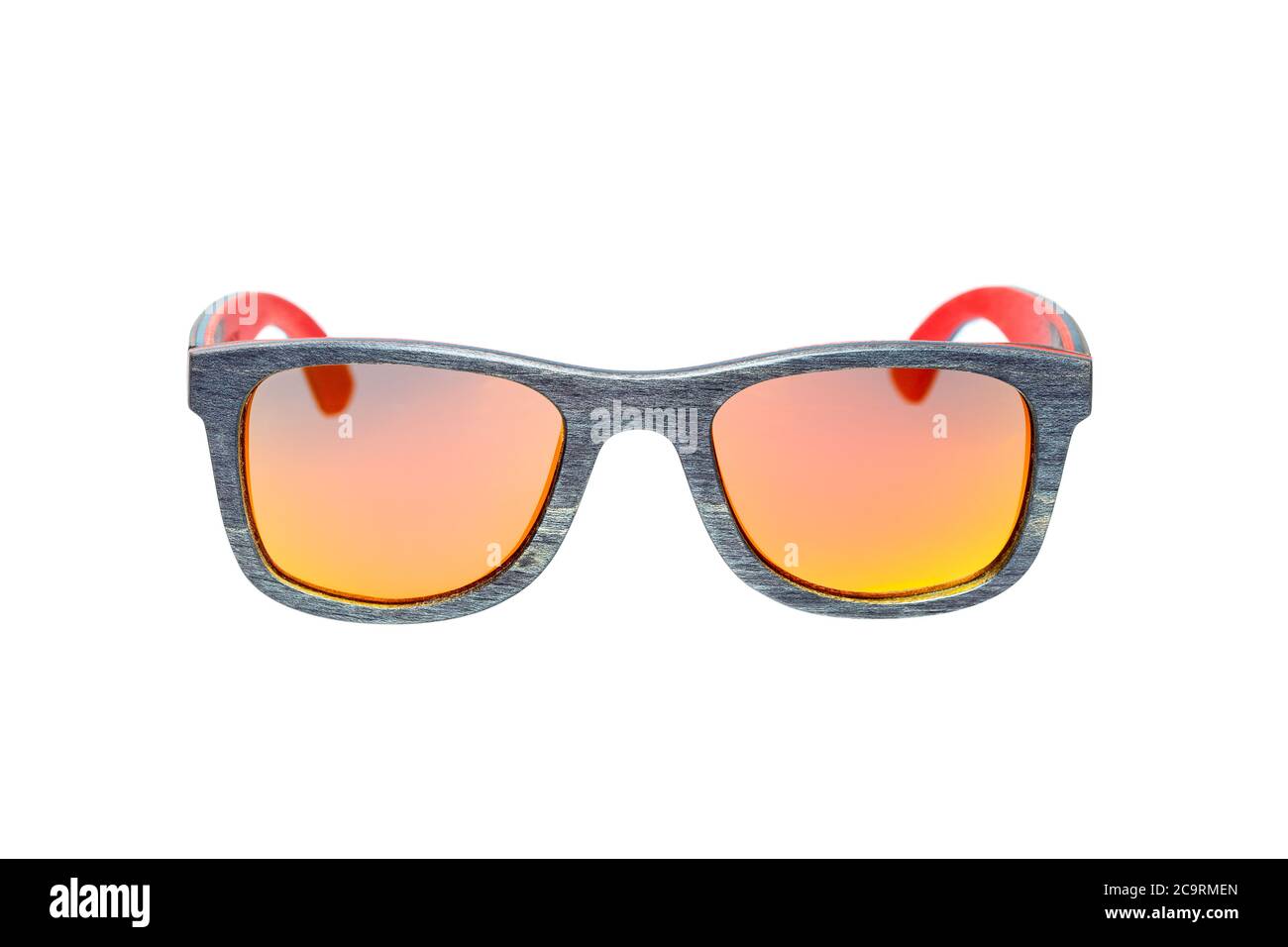 gafas de sol cuadradas estilo 70 de madera con una textura gris y gafas de color amarillo camaleón naranja aisladas sobre una vista frontal de fondo blanco Fotografía de -